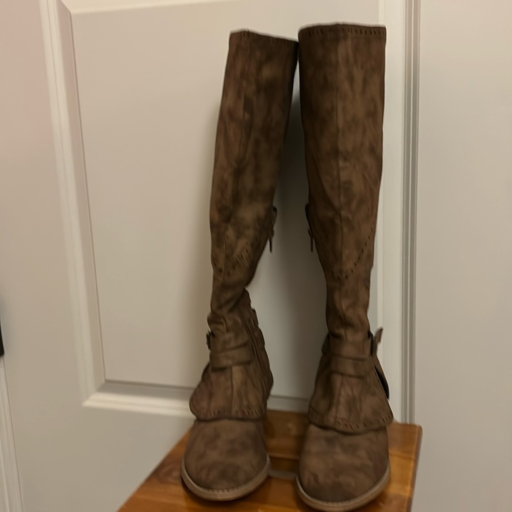 Knee length Women’s boots, ankle straps.